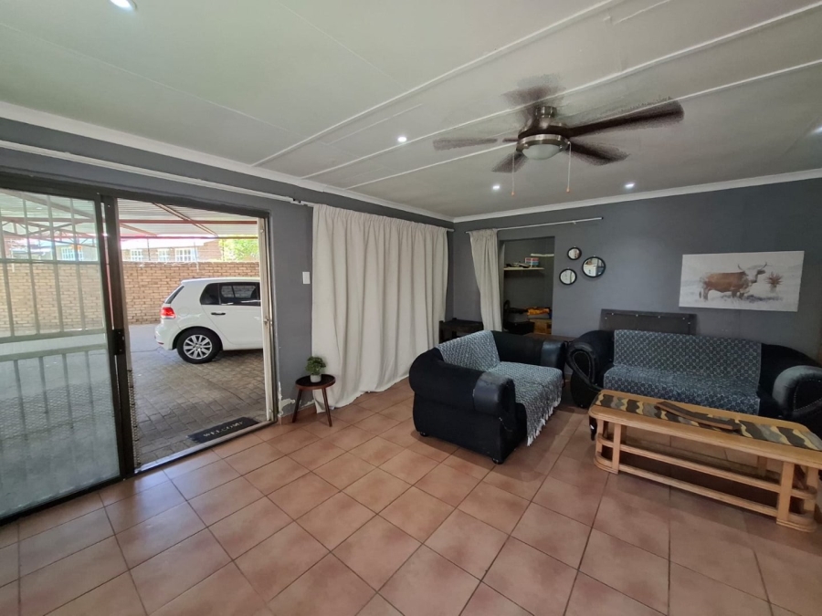 To Let  Bedroom Property for Rent in Safari Gardens North West